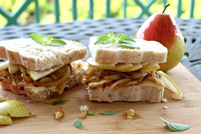 chicken caramelised onion & pear sandwich | berrysweetlife.com