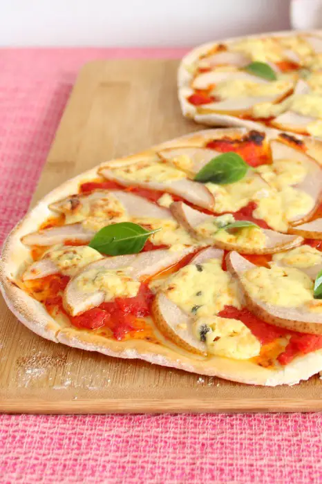 healthy homemade pear & blue cheese pizza | berrysweetlife.com