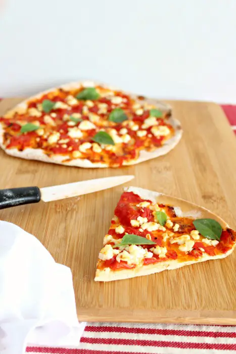 healthy homemade tomato basil & mozzarella pizza | berrysweetlife.com