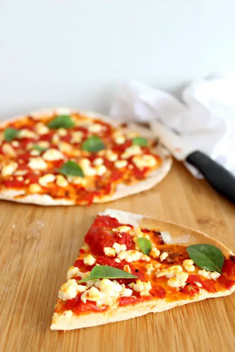 healthy homemade tomato basil & mozzarella pizza | berrysweetlife.com