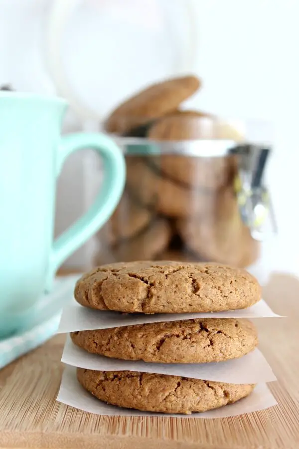 Spiced Festive Ginger & Syrup Cookies. These cookies are very quick & easy to make and totally delicious. Perfect Thanksgiving and Christmas recipe. | berrysweetlife.com