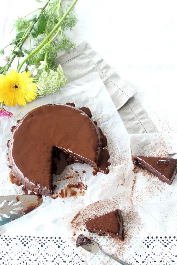 The Best Chocolate Brownie Cake - You won't believe how DELICIOUS this Sugar & Dairy Free cake recipe is! It's easy to make & will satisfy any chocolate craving. I LOVE this cake! | berrysweetlife.com www.berrysweetlife.com