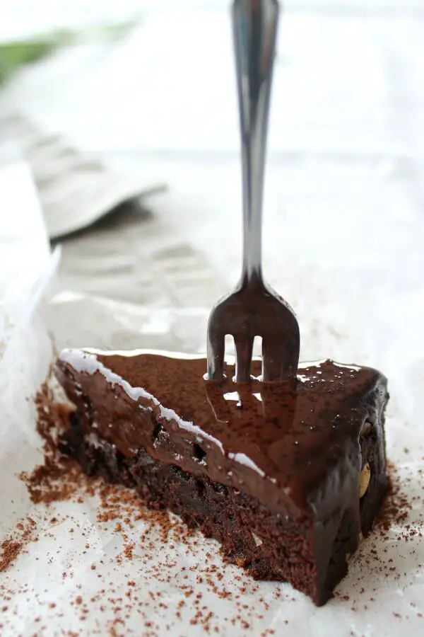 The Best Chocolate Brownie Cake - You won't believe how DELICIOUS this Sugar & Dairy Free cake recipe is! It's easy to make & will satisfy any chocolate craving. I LOVE this cake! | berrysweetlife.com | www.berrysweetlife.com