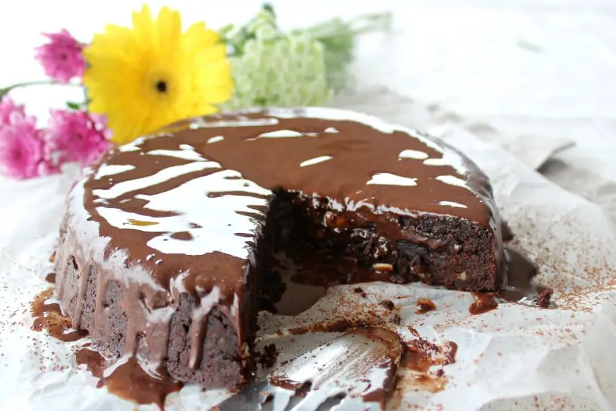 The Best Chocolate Brownie Cake - You won't believe how DELICIOUS this Sugar & Dairy Free cake recipe is! It's easy to make & will satisfy any chocolate craving. I LOVE this cake! | berrysweetlife.com| www.berrysweetlife.com
