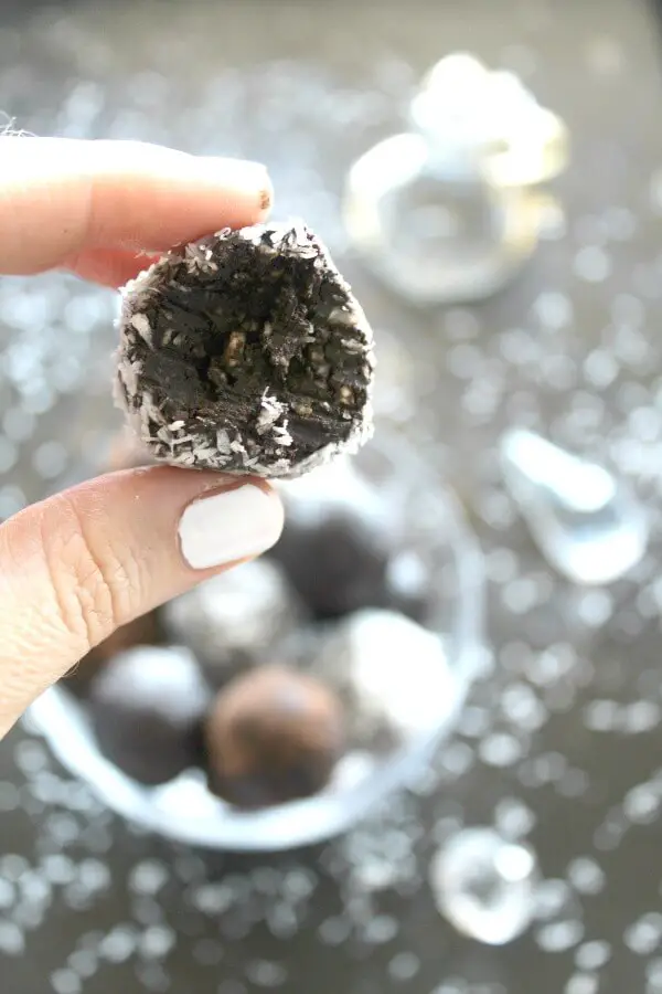 Wonderfully decadent, rich and chocolatey truffles that are sugar free! It's very easy to make these low carb Dairy & Sugar Free Almond Chocolate Truffles | berrysweetlife.com