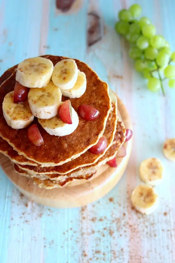The most DELICIOUS, quick & easy Healthy Oatmeal Bran Banana Pancakes ever! These are the very best sugar free, light and fluffy banana breakfast pancakes! | berrysweetlife.com