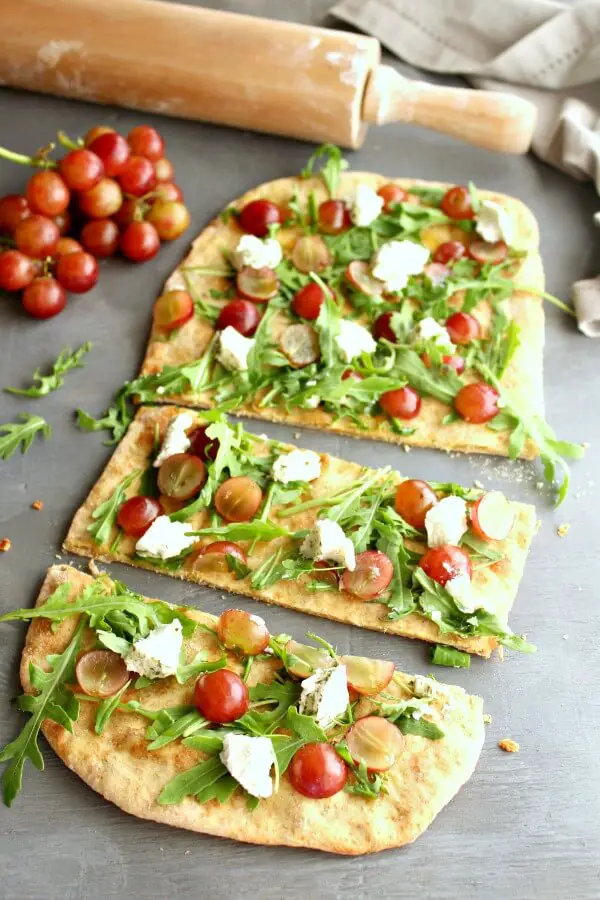 Wholewheat Grape Rocket & Goats Cheese Healthy Pizza. A recipe you need! Delicious vegetarian pizza with so much flavour and goodness. Perfect dinner recipe for the whole family | berrysweetlife.com