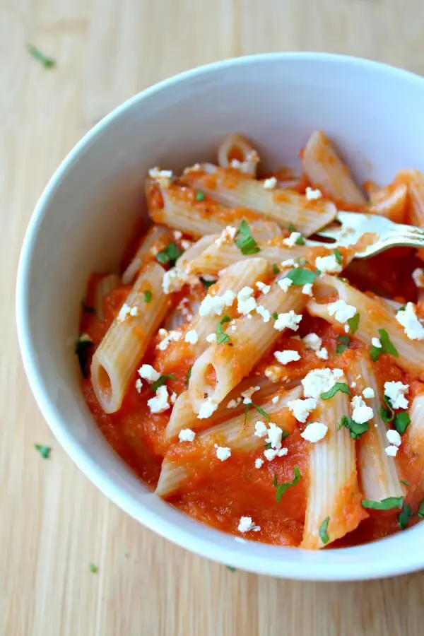 Roasted Red Pepper Garlic Pasta Sauce. The most versatile & flavoursome sauce ever! Quick & simple to make - serve it with pasta, chicken, anything!! | berrysweetlife.com