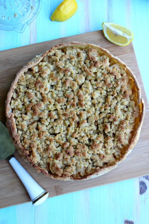 Brown Butter Caramel Crumble Apple Pie. An Irish inspired recipe that is delicious and easy to make. Layers of tart apples with a crunchy caramel crumble topping | berrysweetlife.com