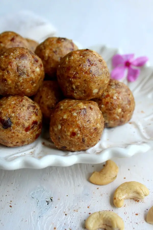 Cashew Pear Energy Protein Balls. Got 10 minutes? These are packed with protein and perfect for a post work out (or anytime) snack! | berrysweetlife.com 