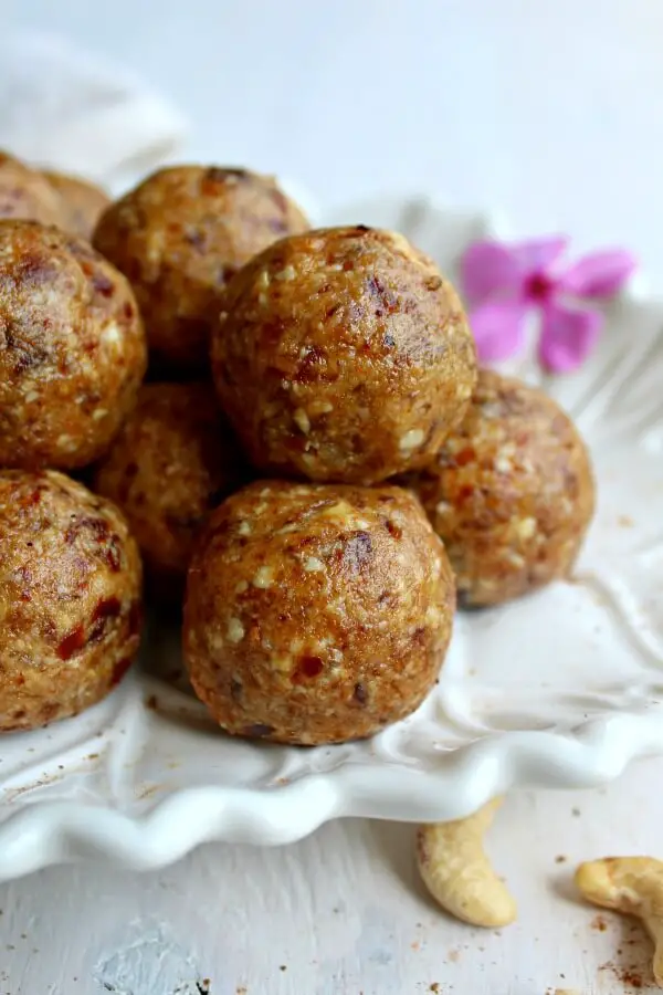 Cashew Pear Energy Protein Balls. Got 10 minutes? These are packed with protein and perfect for a post work out (or anytime) snack! | berrysweetlife.com 