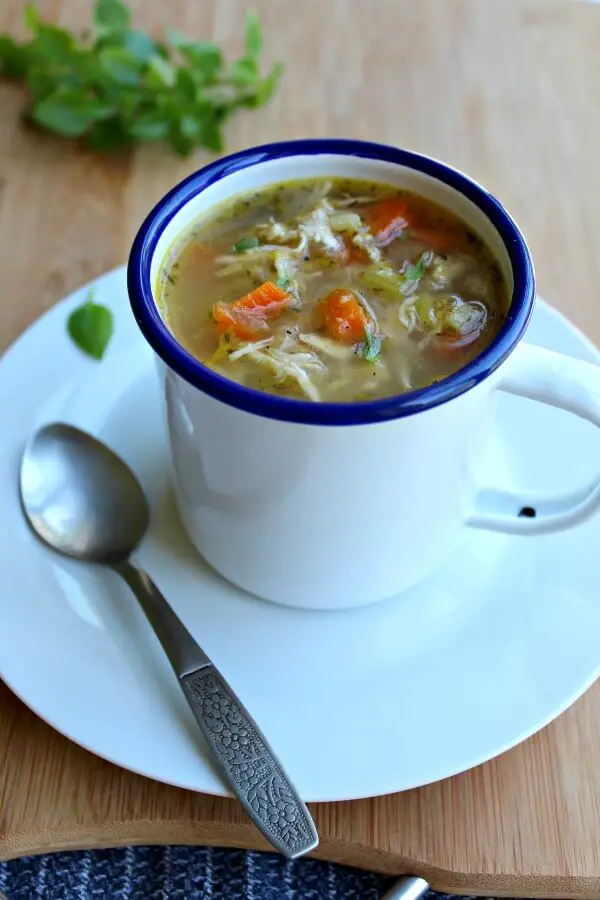 건강한 수제 셀러리 당근 치킨 수프. 가장 빠르고 쉬운 치킨 수프! 너무 많은 맛의 장점,가족 친구와 함께 주방 저녁 식사에 적합|berrysweetlife.com