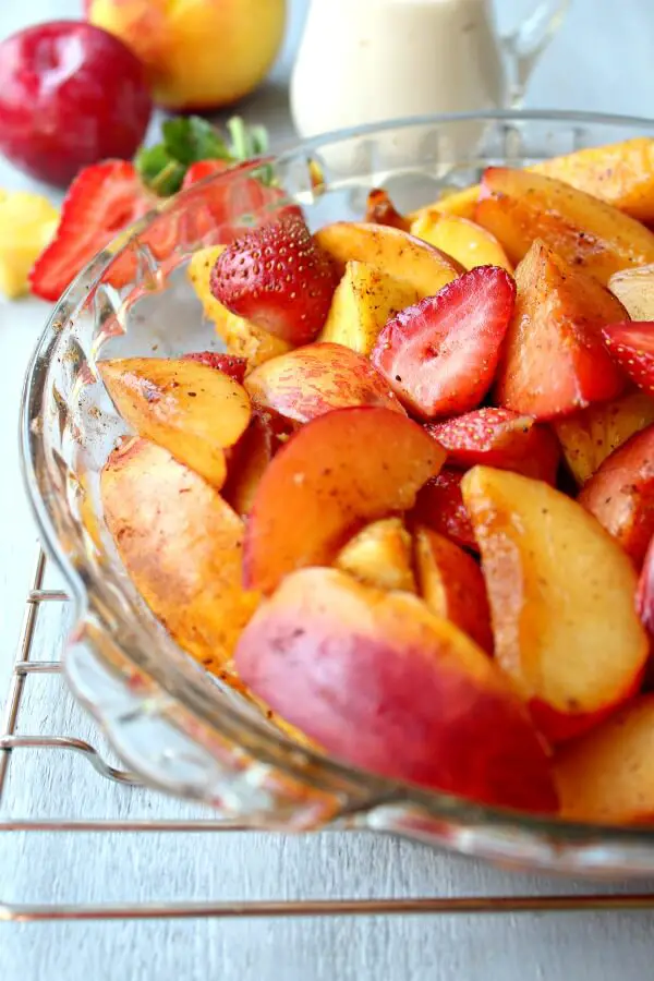 Honey Vanilla Nutmeg Summer Fruit Bake. Warm & spicy with a yoghurt vanilla honey sauce - this is the epitome of a YUMMY healthy pudding recipe | berrysweetlife.com