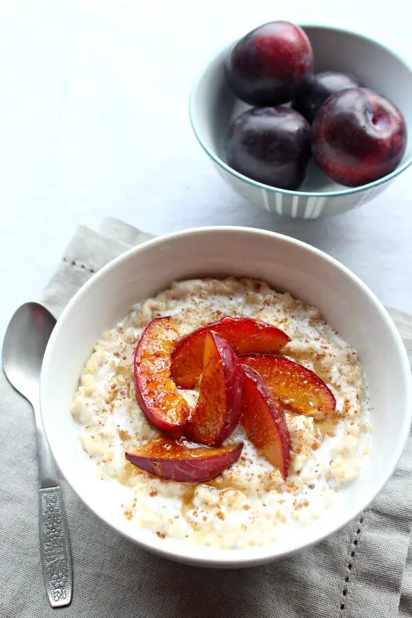 Caramelised Plum Oatmeal Bowls. Healthy, creamy, delicious breakfast in minutes! The whole family will love this recipe | berrysweetlife.com