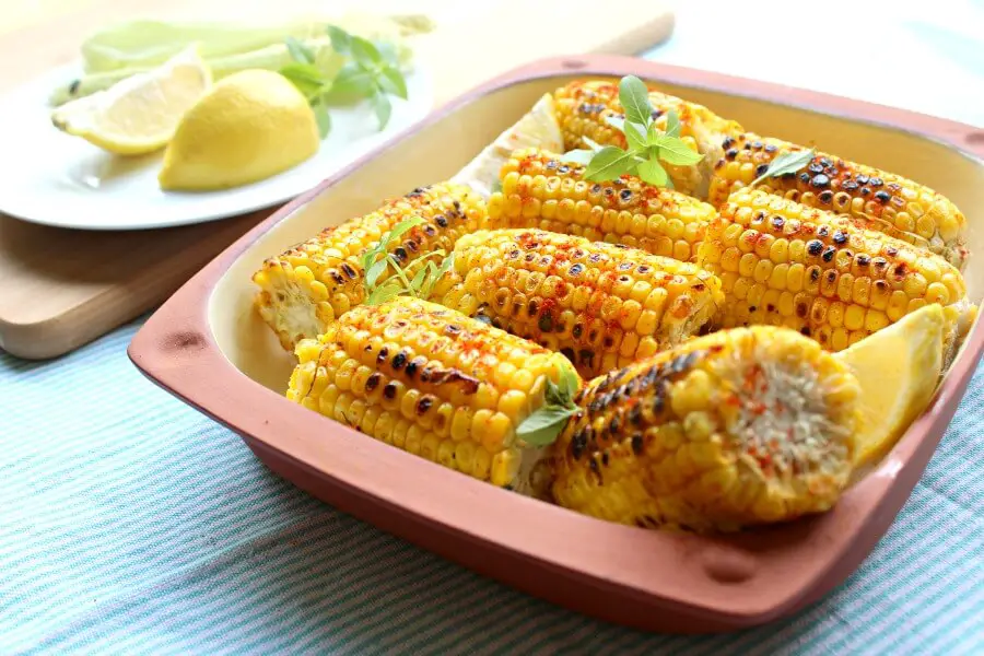Charred Paprika Turmeric Corn Cobs. 14 minutes, sweetcorn, spices & a frying pan is all you need to make this delicious side dish that everyone will love! | berrysweetlife.com