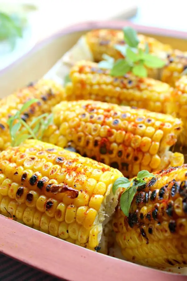 Charred Paprika Turmeric Corn Cobs. 14 minutes, sweetcorn, spices & a frying pan is all you need to make this delicious side dish that everyone will love! | berrysweetlife.com