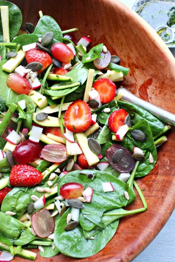 Grape Spinach Zucchini Harvest Salad. A light, fresh salad with bursts of flavour - perfect for a light lunch or as a side dish | berrysweetlife.com