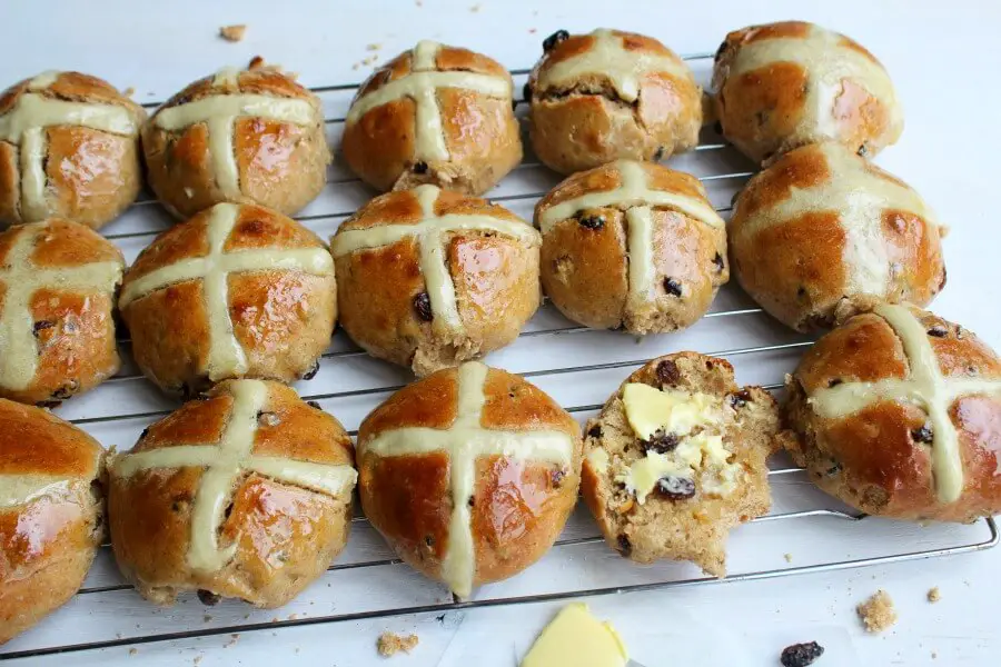 No Knead Easter Hot Cross Buns. The best, easy homemade Hot Cross Buns for Easter - Soft & fluffy, full of spices & raisins with a honey glaze. YUM! | berrysweetlife.com