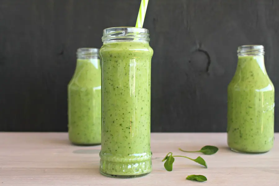 5 Minute Spinach Apple Green Smoothie