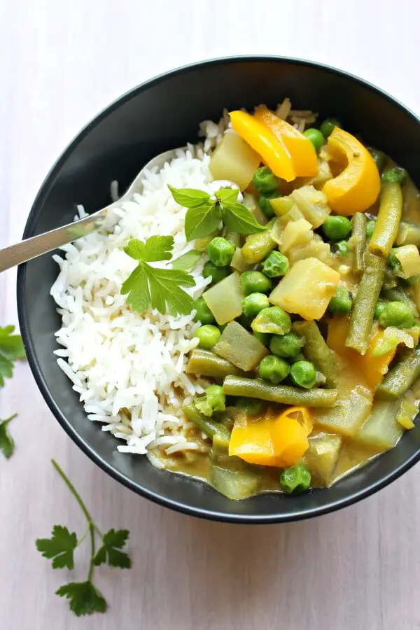 Vegetable Coconut Thai Green Curry. Clean eating, spicy & delicious! On the table in 30 minutes, this is Thai curry at it's best | berrysweetlife.com