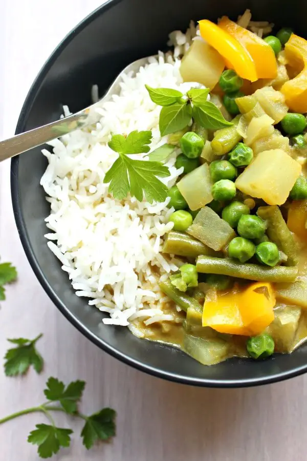 Vegetable Coconut Thai Green Curry. Clean eating, spicy & delicious! On the table in 30 minutes, this is Thai curry at it's best | berrysweetlife.com