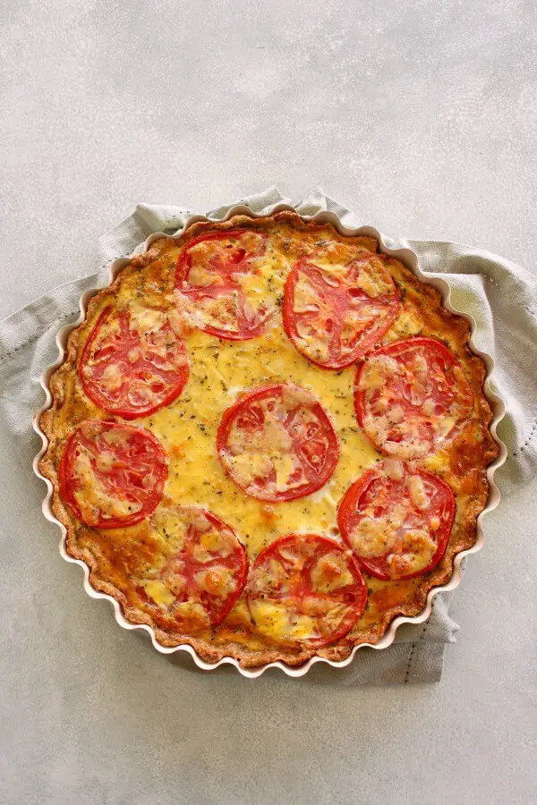 This Easy Cheese Crust Tomato Quiche is full of summer flavours and perfect for dinner or lunch! Made with an easy cheese crust, this is a family favourite! | berrysweetlife.com