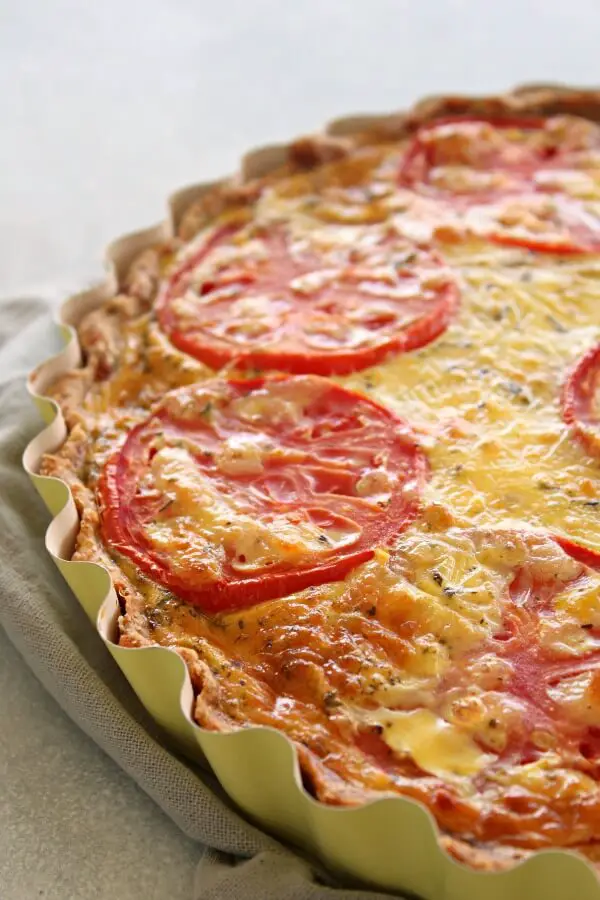 This Easy Cheese Crust Tomato Quiche is full of summer flavours and perfect for dinner or lunch! Made with an easy cheese crust, this is a family favourite! | berrysweetlife.com