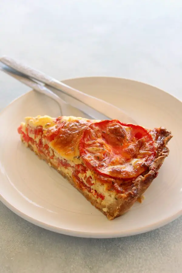 This Easy Cheese Crust Tomato Quiche is full of summer flavours and perfect for dinner or lunch! Made with an easy cheese crust, this is a family favourite! | berrysweetlife.com 