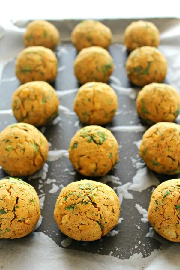 Oven Baked Healthy Vegan Falafel. 30 minute falafel balls or patties made with all healthy ingredients, NO deep frying - baked in the oven to golden perfection | berrysweetlife.com