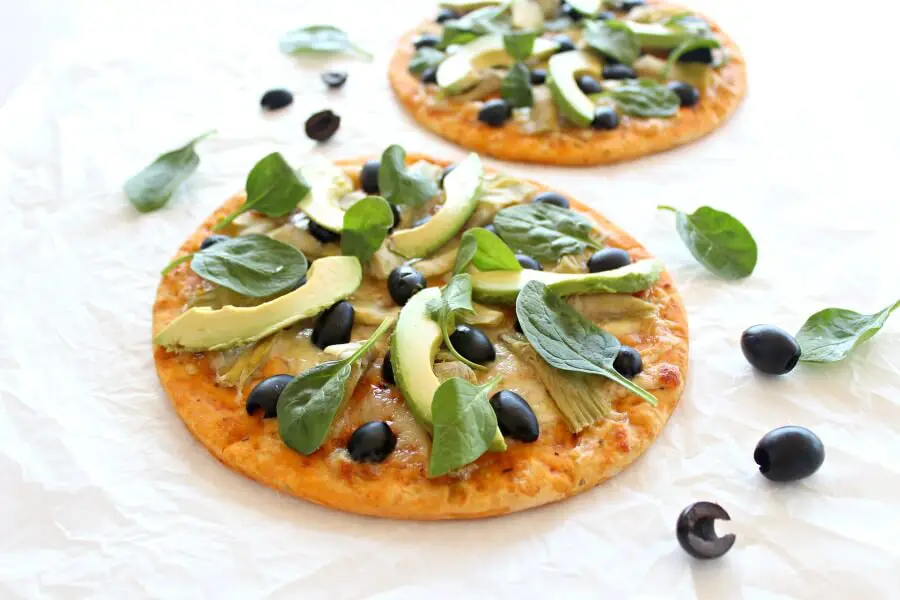 Artichoke Avo Black Olive Pizza. A 20 minute, healthy and delicious pizza - bursting with flavour and goodness. Perfect for the whole family! | berrysweetlife.com