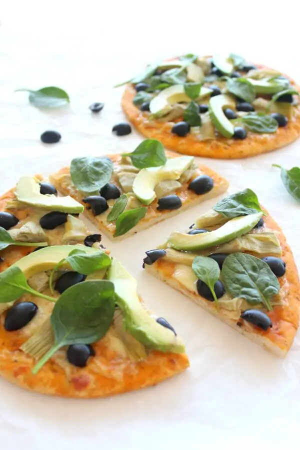 Mouth watering 20 minute pizza topped with artichoke hearts, avocado slices, black olives, spinach and mozzarella cheese - Artichoke Avo Black Olive Pizza | berrysweetlife.com