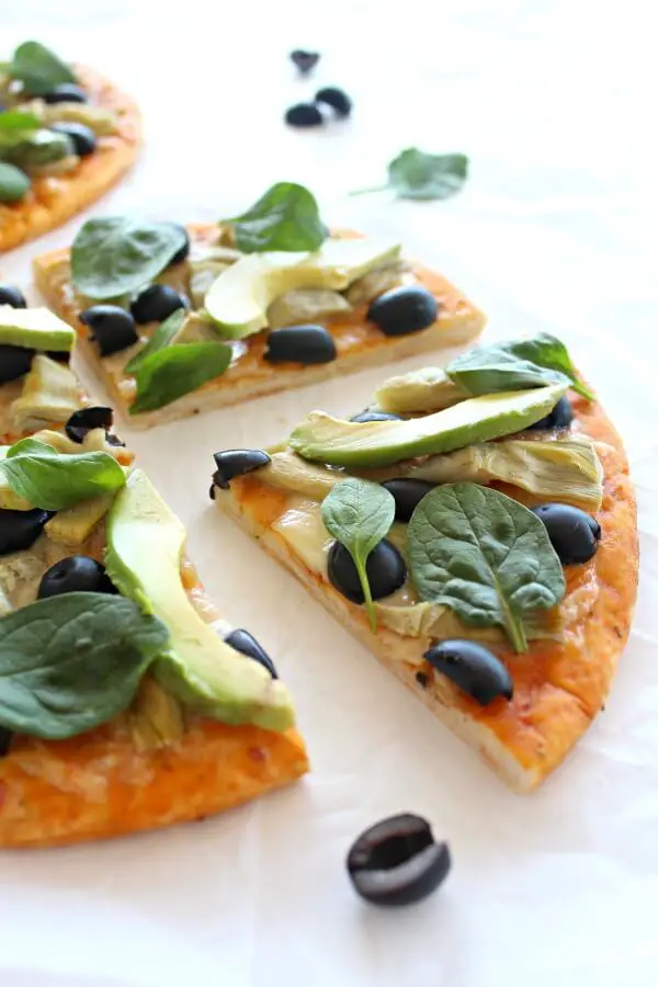 Mouth watering 20 minute pizza topped with artichoke hearts, avocado slices, black olives, spinach and mozzarella cheese - Artichoke Avo Black Olive Pizza | berrysweetlife.com