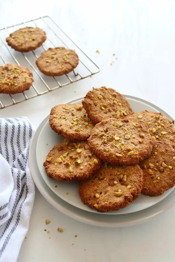 No sugar, gluten, dairy or eggs - these crispy, perfectly spiced, vegan One Bowl Pistachio Ginger Snaps are so easy, just 5 minutes to bake to perfection! | berrysweetlife.com