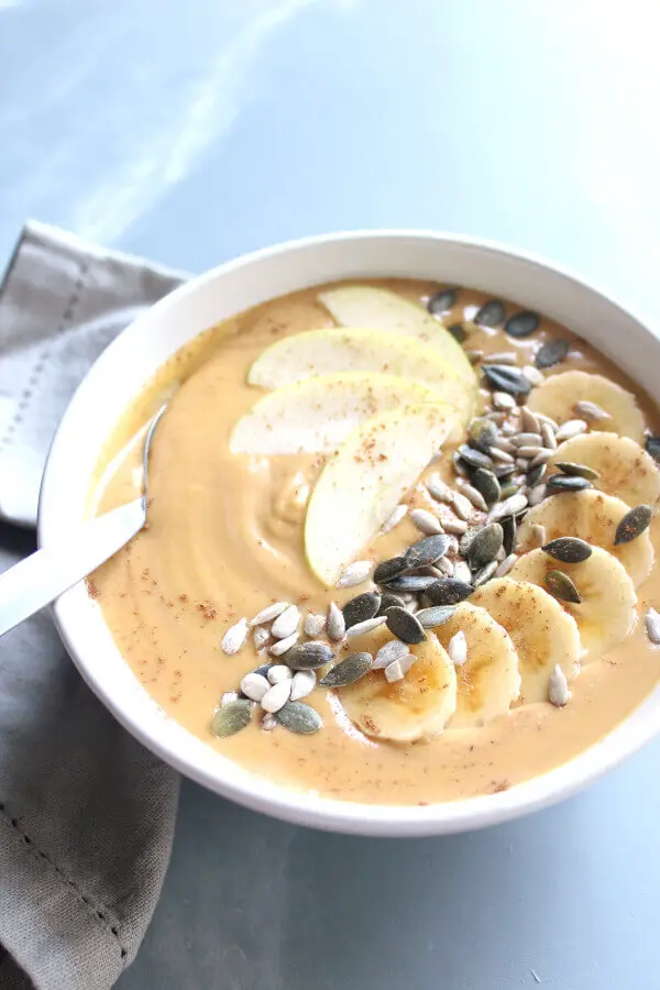 All your pumpkin pie flavours in this healthy, thick, creamy, dairy free and amazingly delicious Incredible Pumpkin Pie Smoothie Bowl that is easy to make | berrysweetlife.com