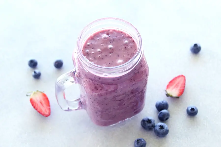 This high Antioxidant Berry Blaze Smoothie is full of superfood berries, banana and coconut milk. Dairy free, vegan and easy to make | berrysweetlife.com