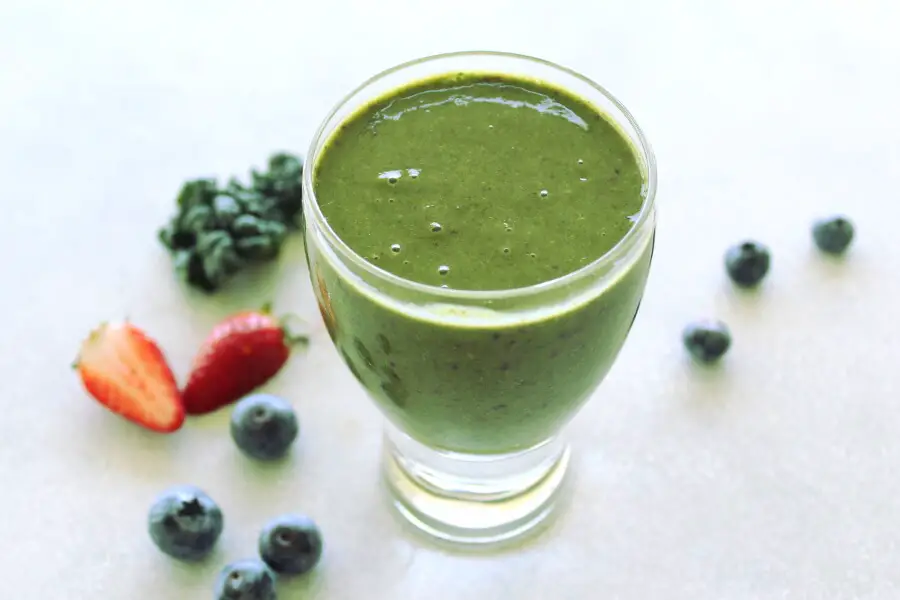 A perfect smoothie to jump-start your day! This Berry Good Kale Green Smoothie is full of protein, fibre, antioxidants, vitamins and minerals -it's the best | berrysweetlife.com