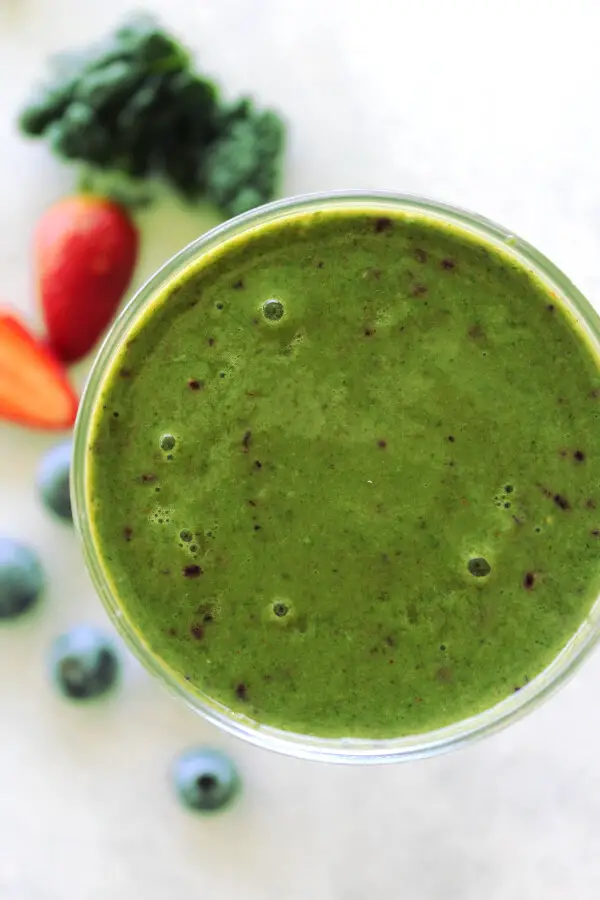 A perfect smoothie to jump-start your day! This Berry Good Kale Green Smoothie is full of protein, fibre, antioxidants, vitamins and minerals -it's the best | berrysweetlife.com