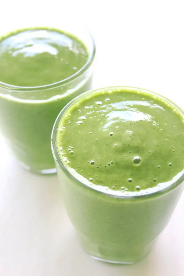 Packed full of vitamins, minerals, antioxidants and fibre - The Best Mango Green Smoothie tastes creamy and amazing! | berrysweetlife.com