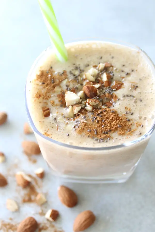 Tastes better than a milkshake, and it’s a 100% healthy! The BEST Vanilla Almond Chai Smoothie is vegan (dairy free), packed with protein, energy and nutrients | berrysweetlife.com
