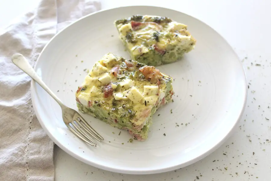 A simple, mouthwateringly delicious, G-free Bacon Broccoli And Feta Crustless Quiche made with bacon, lots of broccoli, fresh garlic, eggs, feta cheese | berrysweetlife.com