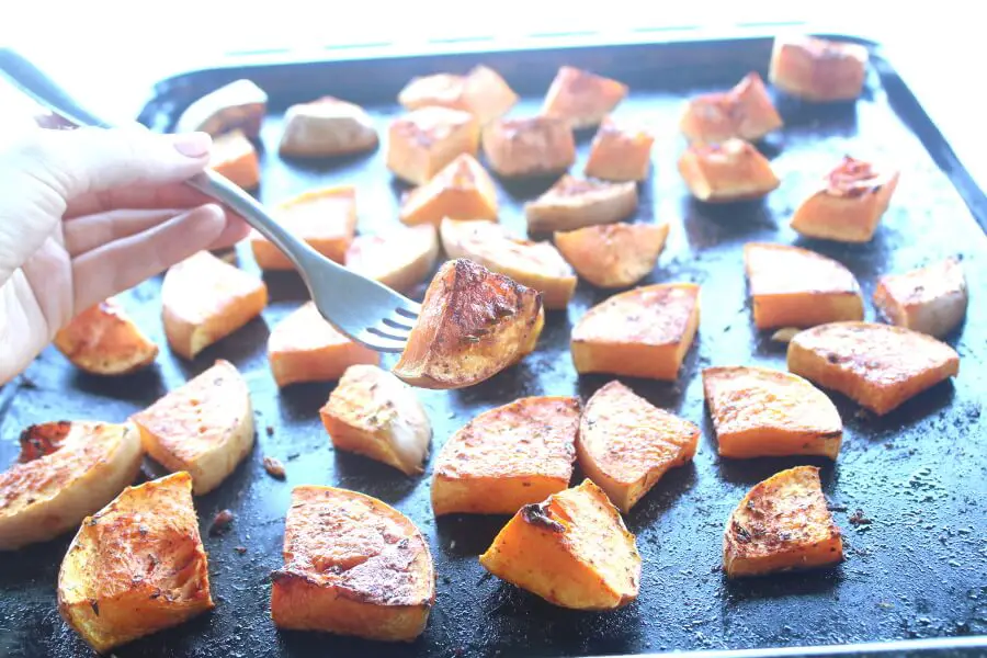 Ridiculously easy to make, it’s healthy, vegan and it tastes sublime…You’ll love this Crispy Caramelised Roasted Butternut Squash recipe | berrysweetlife.com